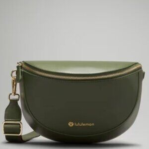 🌼 Lululemon Leather Alternative Saddle Crossbody Bag 2L – Barracks Green